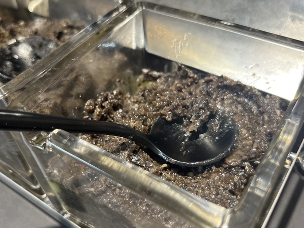 森山大道 三沢の犬のお皿にのった黒と白カレー ペーストの薬味