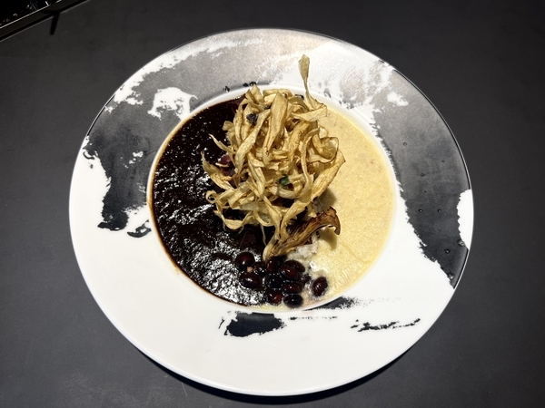 森山大道の三沢の犬 黒と白のカレー