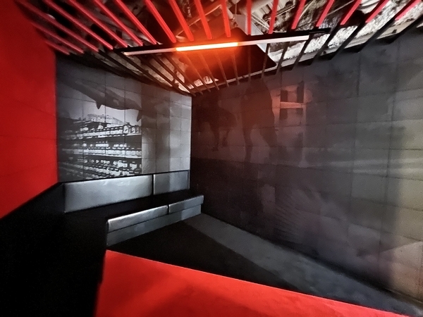 森山大道と蜷川実花のコラボカフェ 赤と黒の小部屋