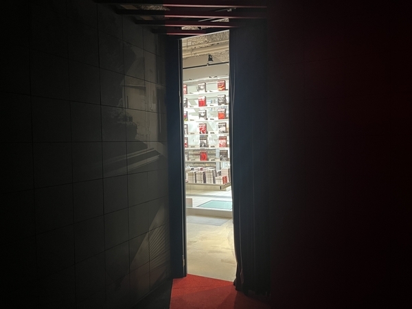 森山大道と蜷川実花のコラボカフェ 赤と黒の小部屋