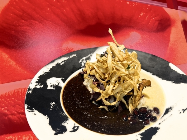 原宿のアンノウンカフェギャラリー 森山大道と蜷川実花の写真とカレー