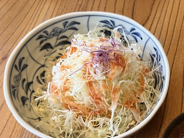 鎌倉とんかつ あら珠 ブラッドオレンジドレッシングのキャベツサラダ