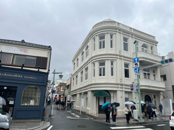 鎌倉の若宮大通りにある白い洋風建築 三井住友銀行鎌倉支店 元ポロラルフローレン鎌倉