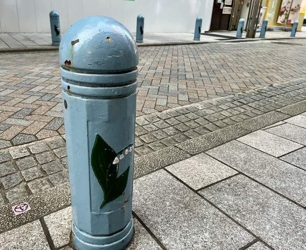 神田すずらん通り スズランが描かれた歩道の棒 ボラード