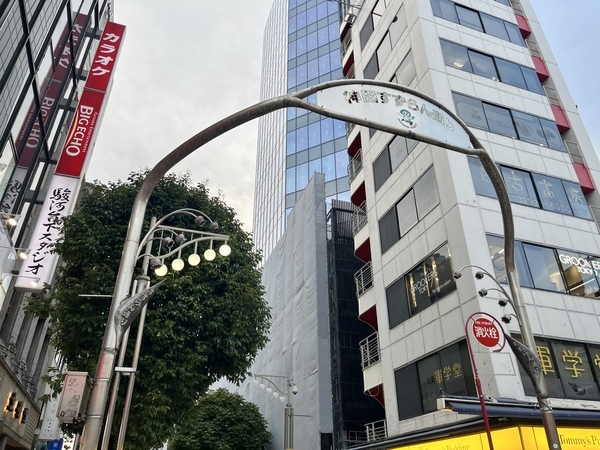 神田すずらん通り 入口と街灯