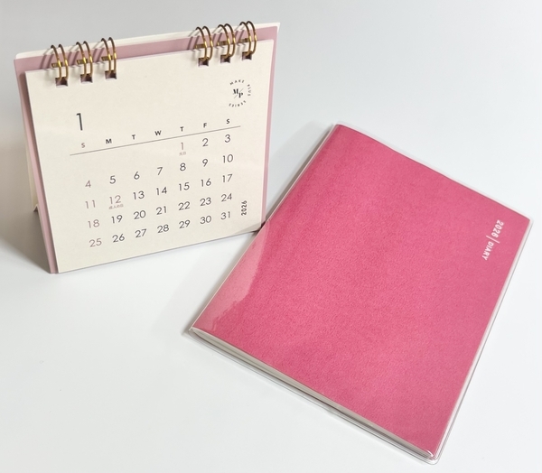 100均キャンドゥ】ピンク色の手帳&カレンダー購入！2026年用 - 気になる！