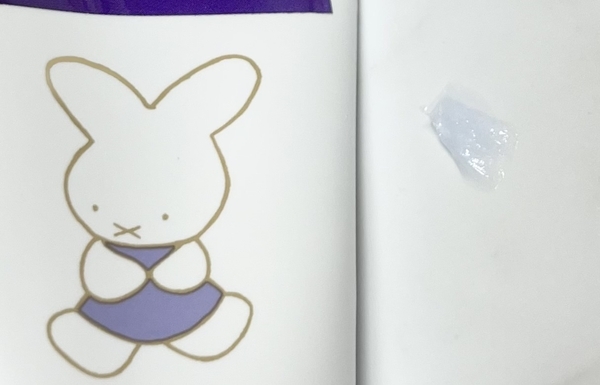 ユースキンハナハンドクリーム ラベンダーの青色保湿成分グアイアズレンの色