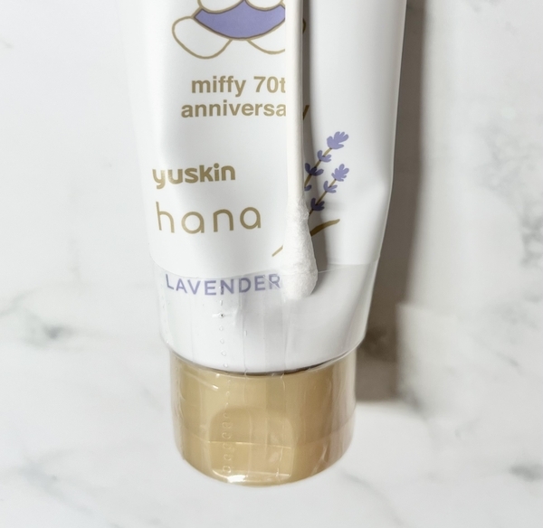 ユースキンハナハンドクリームの口の隙間に挟まった汚れを綿棒で取る方法