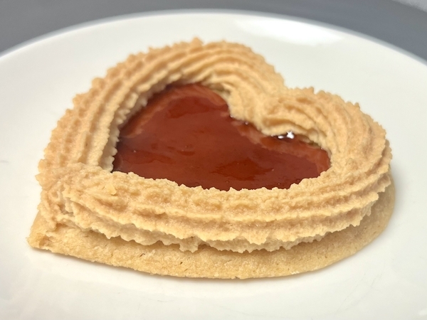 ミルフィーユのベルンのバレンタイン限定ハートクッキー 赤いラズベリージャム アマンドマカロン
