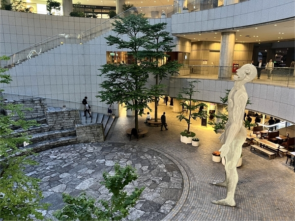 東京オペラシティのサンクンガーデンと巨人彫刻 シンギングマン