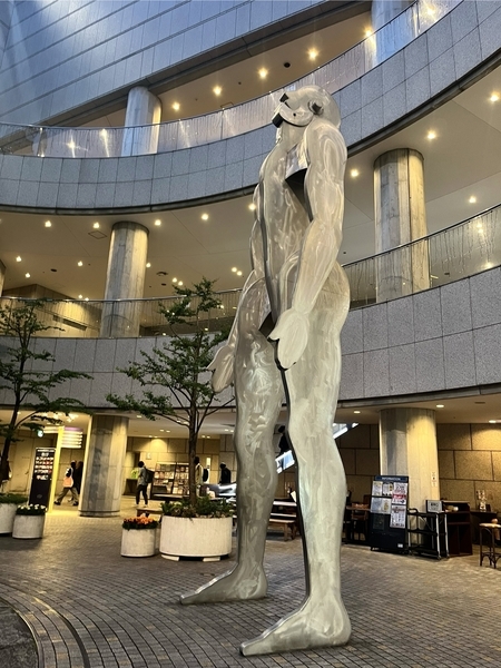 東京オペラシティのサンクンガーデンと巨人彫刻《シンギングマン》 1998 ジョナサン・ボロフスキー作