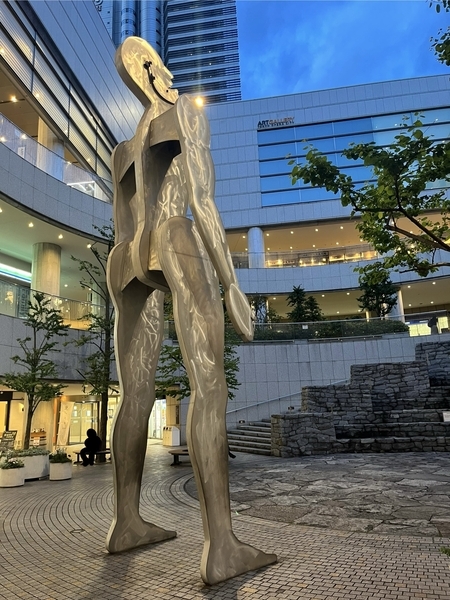 東京オペラシティの銀色の巨人パブリックアート 作品名シンギングマン 作者ジョナサン・ボロフスキー
