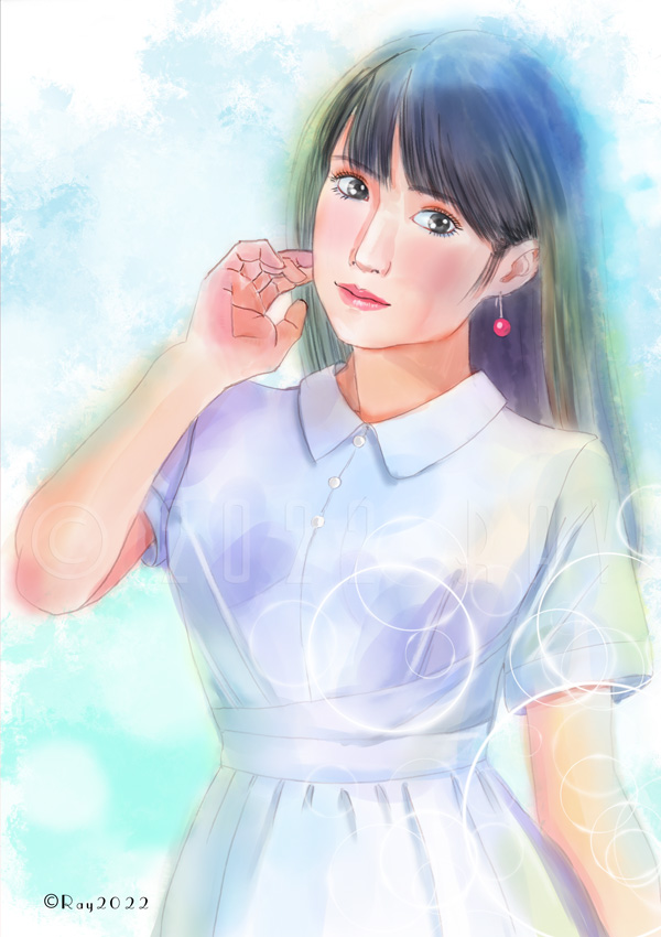 右手でポーズをする少女