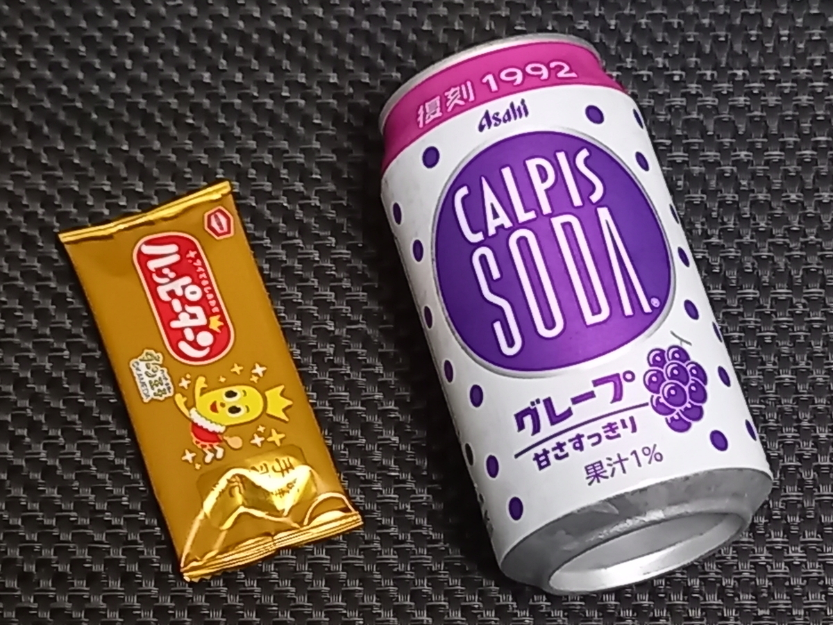 アサヒ飲料「カルピスソーダ グレープ」と亀田製菓「ハッピーターン