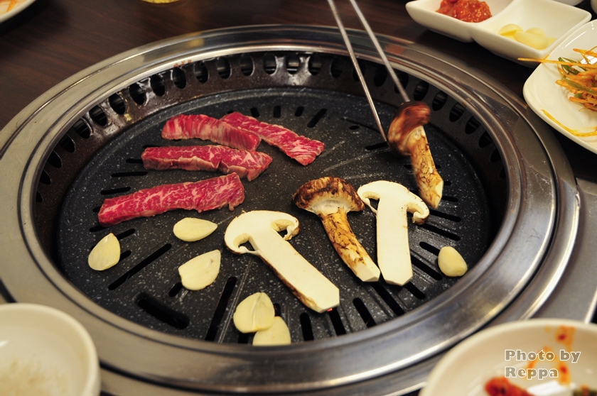 マツタケ】お取り寄せの松茸1kgをソウルの焼肉屋でたらふく食べる - P sign