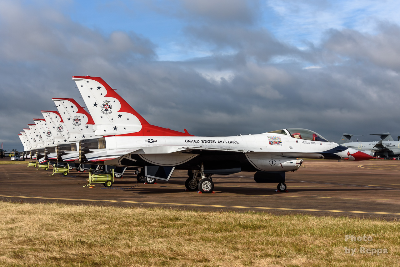 サンダーバーズ】アメリカ空軍アクロバットチームがイギリスの空を舞う