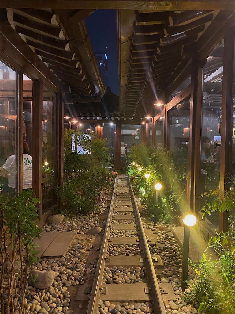 f:id:Ribboninthesky:20240516112917j:image 益善洞 線路のある韓屋カフェ「楽園駅」で夜のお茶