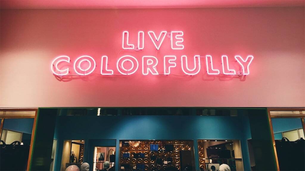 「LIVE COLORFULLY」のネオンサイン