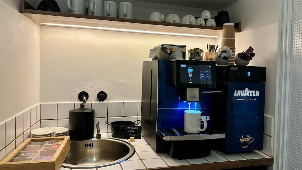 Astikon Houseの朝食会場 コーヒーマシーン