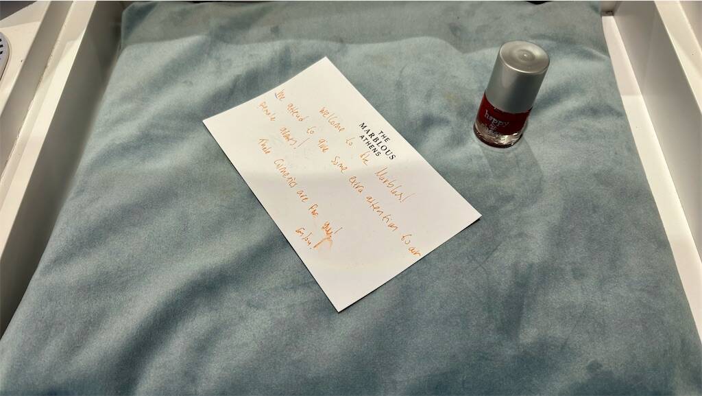 The Marblous Athensの客室 デスク上のプレゼント