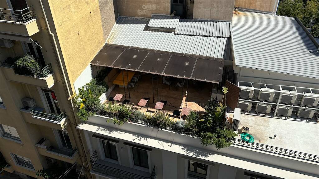 The Marblous Athensの客室 窓から見えるAstikon House
