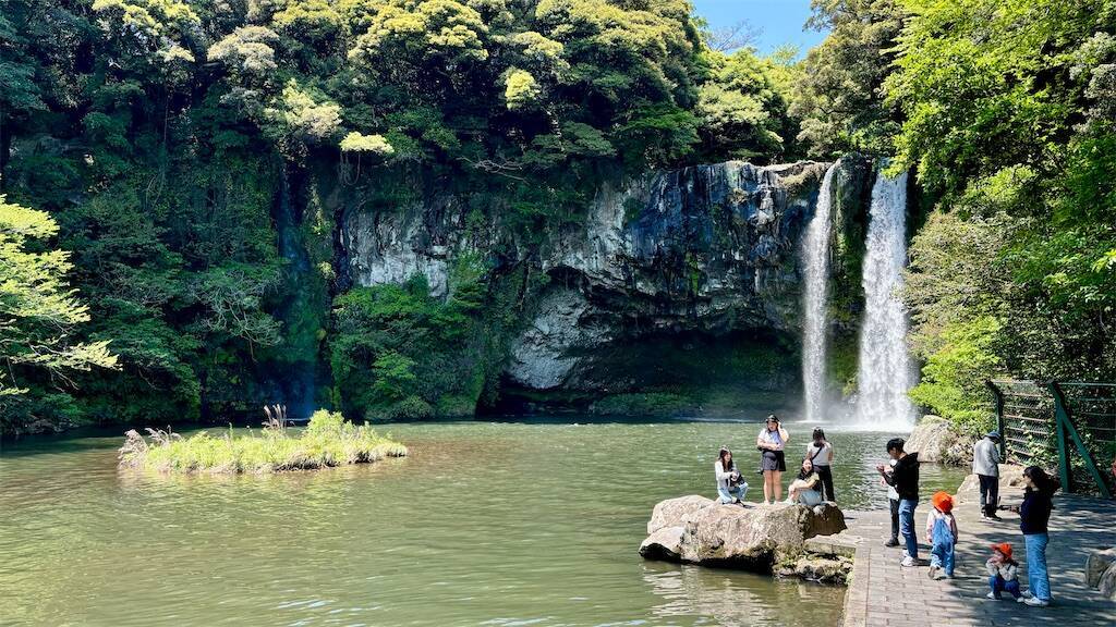 済州島の天地淵瀑布