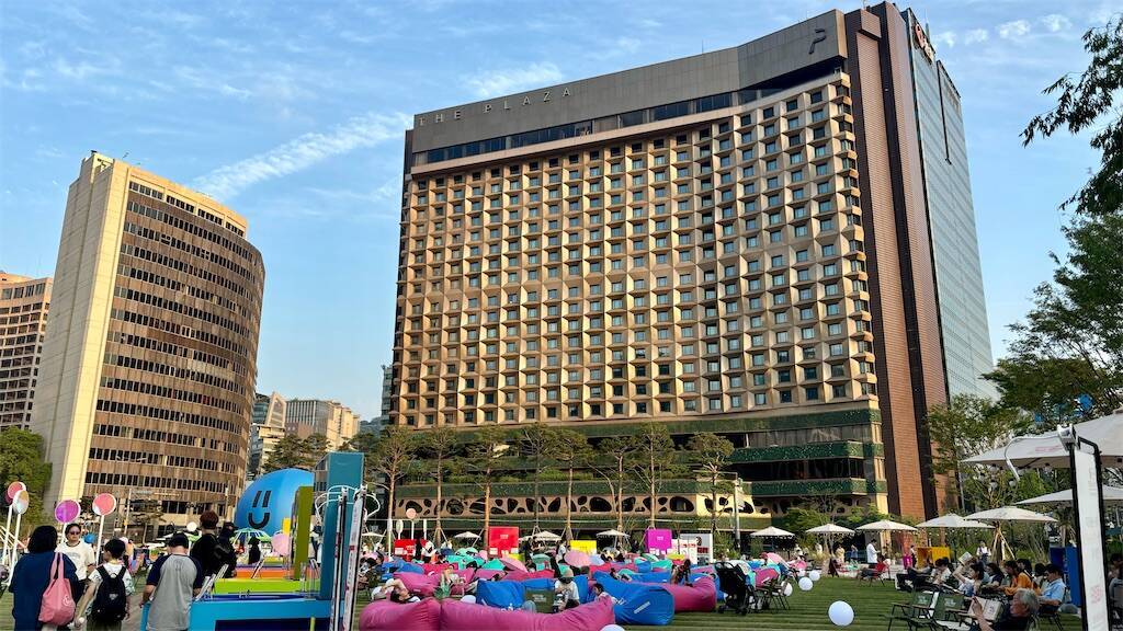 市庁前の野外図書館イベント