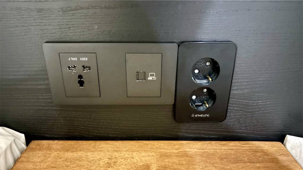 HOTEL FIRST STAY 明洞のベッドサイド