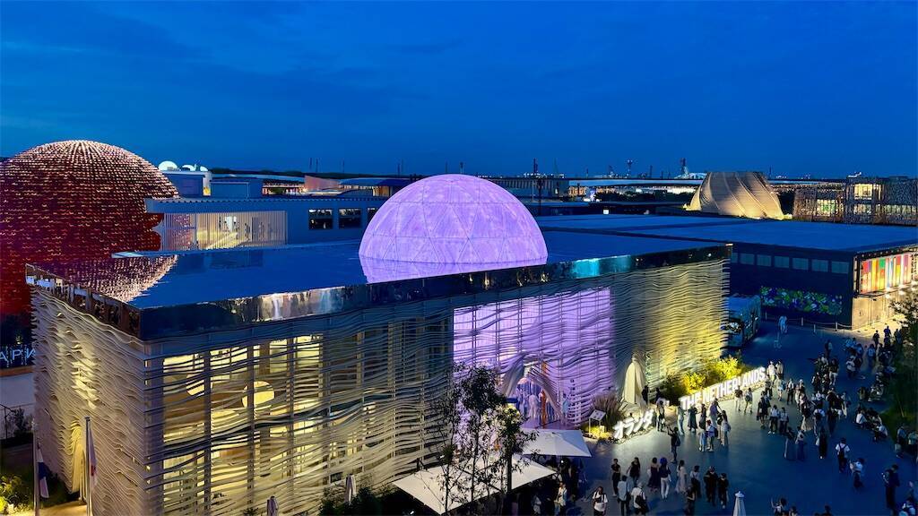 夜になるとライトアップが美しいオランダパビリオン