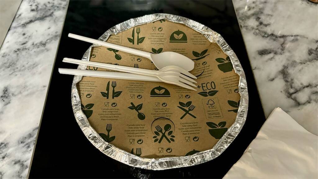 O castico restaurantの持ち帰り容器