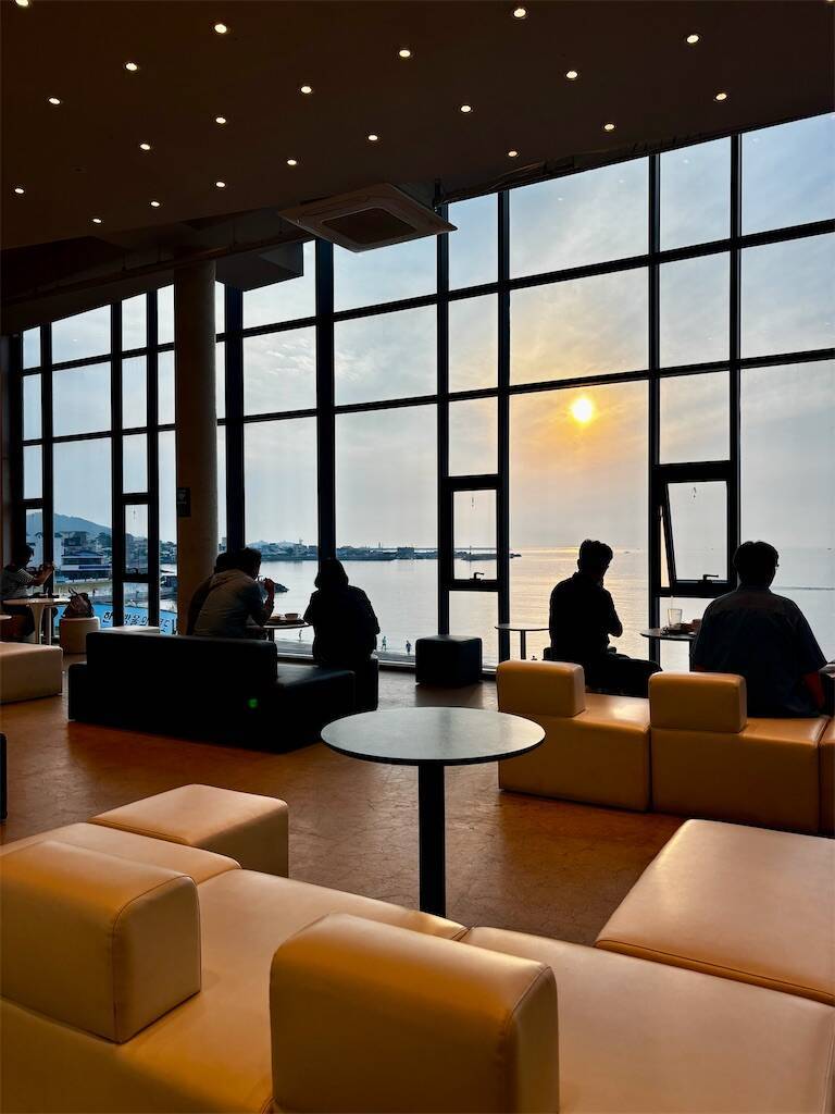 海沿いのカフェ EOMAR
