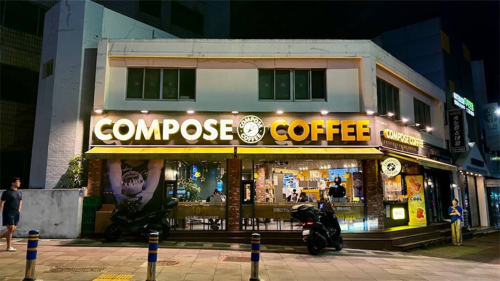 ホテル近くのCOMPOSE COFFEE