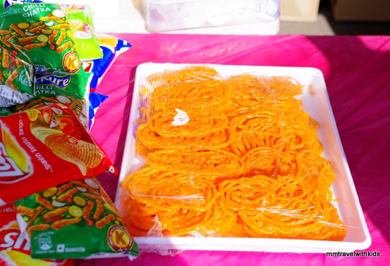 渦巻の形をしたオレンジのインドのお菓子 ジャレビ は激甘だった 私の旅した 子連れ海外旅行ガイド