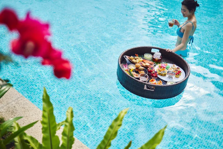 【ANAインターコンチネンタル石垣リゾート】プールで楽しむアフタヌーンティー。沖縄食材を使ったマカロンやチーズケーキなど