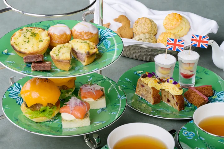 【鳥羽国際ホテル】ブリティッシュフェア アフターヌーンティー。伝統的なイギリス菓子のスパイスケーキやチョコレートなど