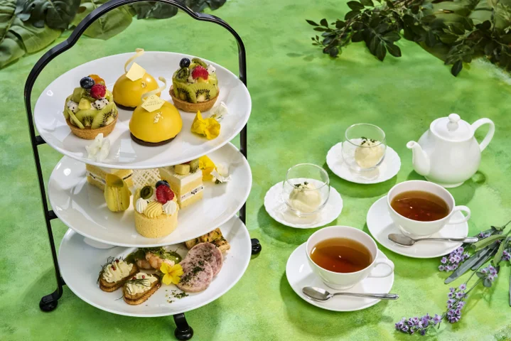 【ホテル金沢】アフタヌーンティー金鼓〈KONKU〉。初夏のフルーツを使ったトロピカルショートケーキやマカロンなど
