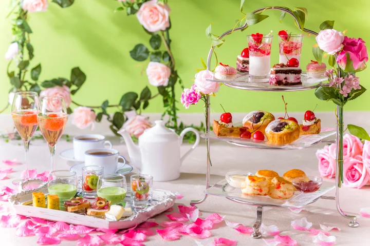 【神戸ポートピアホテル】初夏のアフタヌーンティーセット。チェリー＆ローズで鮮やかに彩るマカロンやタルトなど