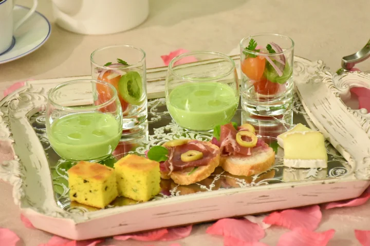 【神戸ポートピアホテル】初夏のアフタヌーンティーセット。チェリー＆ローズで鮮やかに彩るマカロンやタルトなど