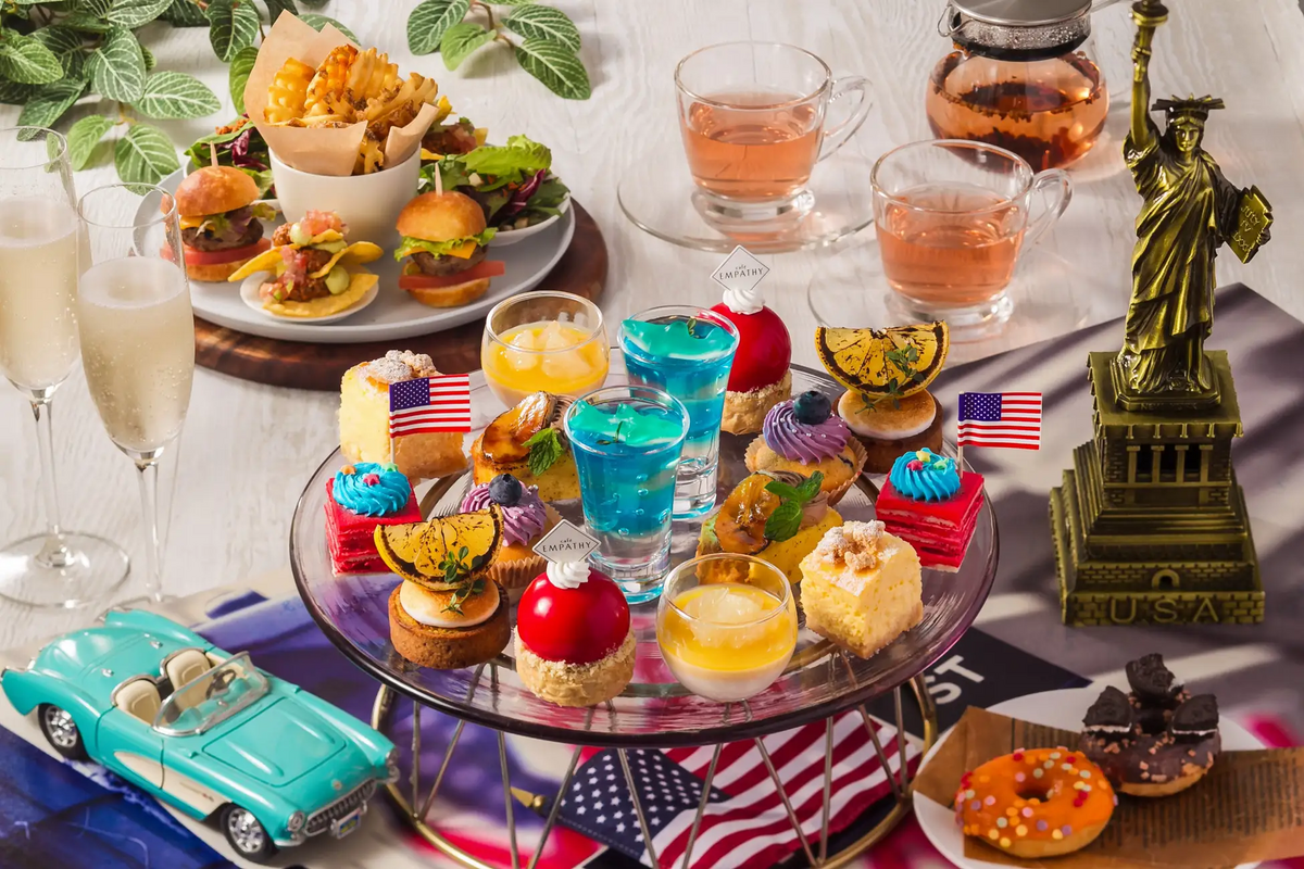 【都ホテル 博多】「ごちそうUSA」コラボアフタヌーンティー。ポップなアメリカンをテーマとしたムースやタルトなど