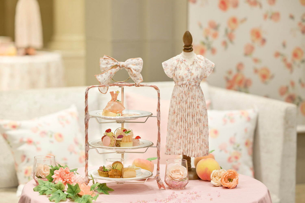 【グランドニッコー東京 台場】「エニィスィス(any SiS)」コラボアフタヌーンティー。旬の桃を使ったムースやシュークリームなど