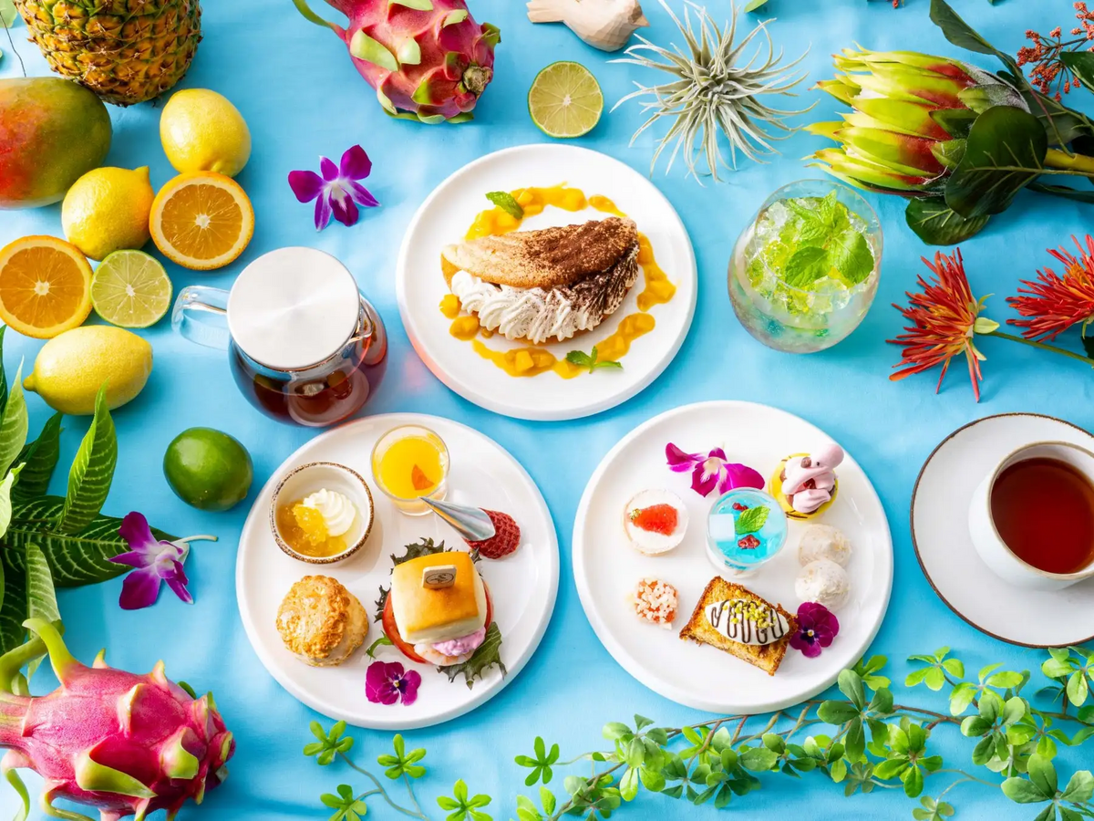 【voco大阪セントラル】トロピカルアフタヌーンティー。爽やかな味わいのレアチーズタルトやマカロンンなど