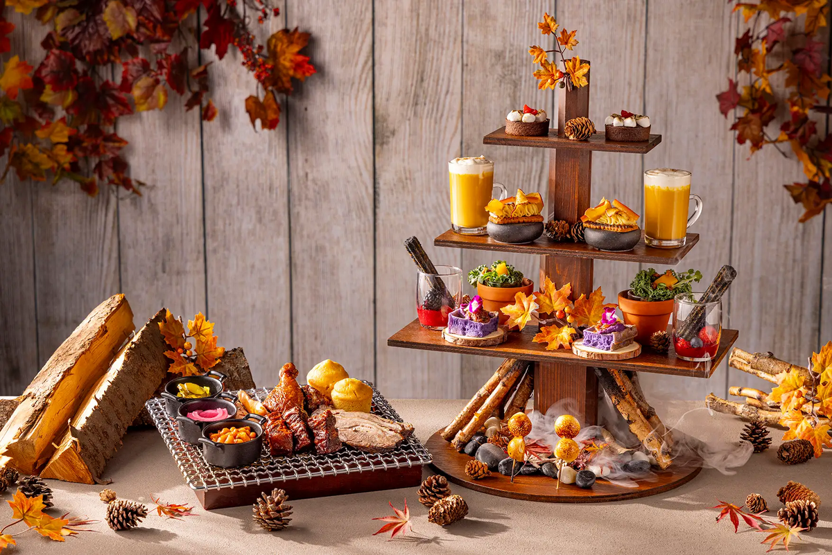 【ヒルトン東京】秋のスモーキーお肉アフタヌーン。秋の味覚を堪能できるチョコレートタルトやコンポートなど