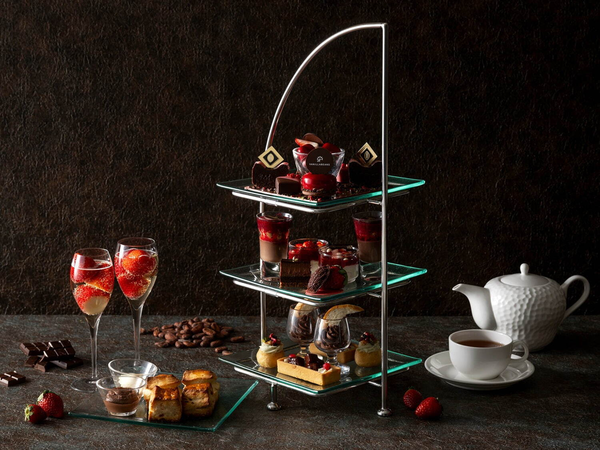 【ヨコハマ グランド インターコンチネンタル ホテル】「バニラビーンズ」とコラボ(アフタヌーンティー。苺×チョコレートが織りなすムースやケーキなど