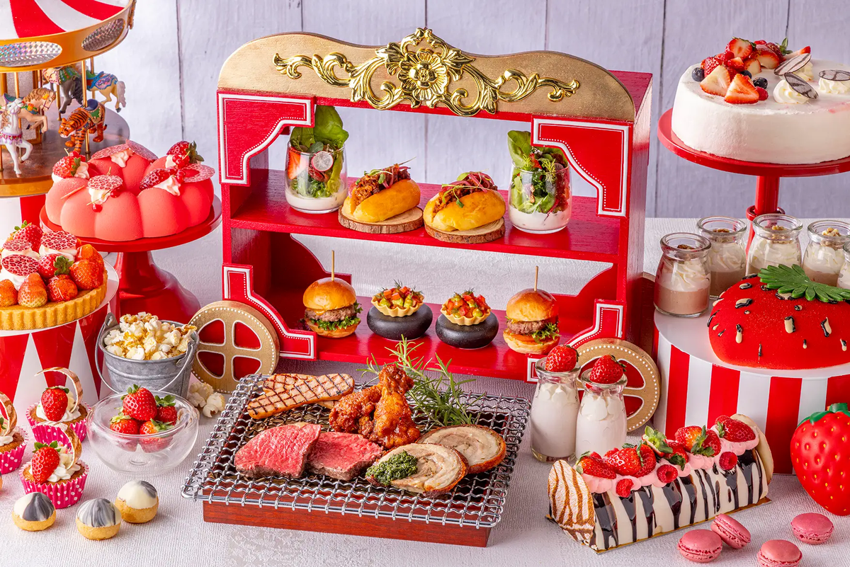 【ヒルトン東京】肉と苺のアフタヌーンティー。旬の苺をたっぷり使ったタルトやチーズケーキなど