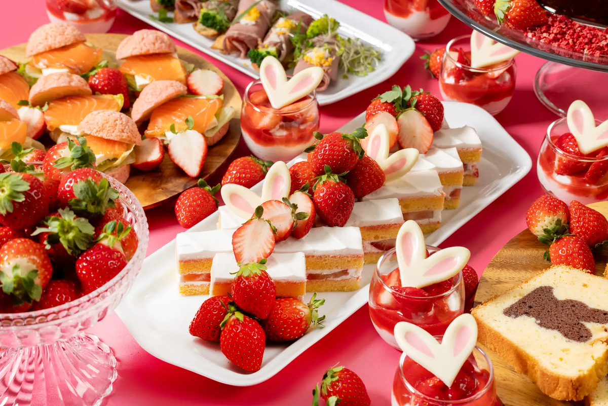【グランド ハイアット 東京】「苺×うさぎ」アフタヌーンティー ブッフェ。”恋愛運アップ”のうさ耳付きケーキやチョコレートなど