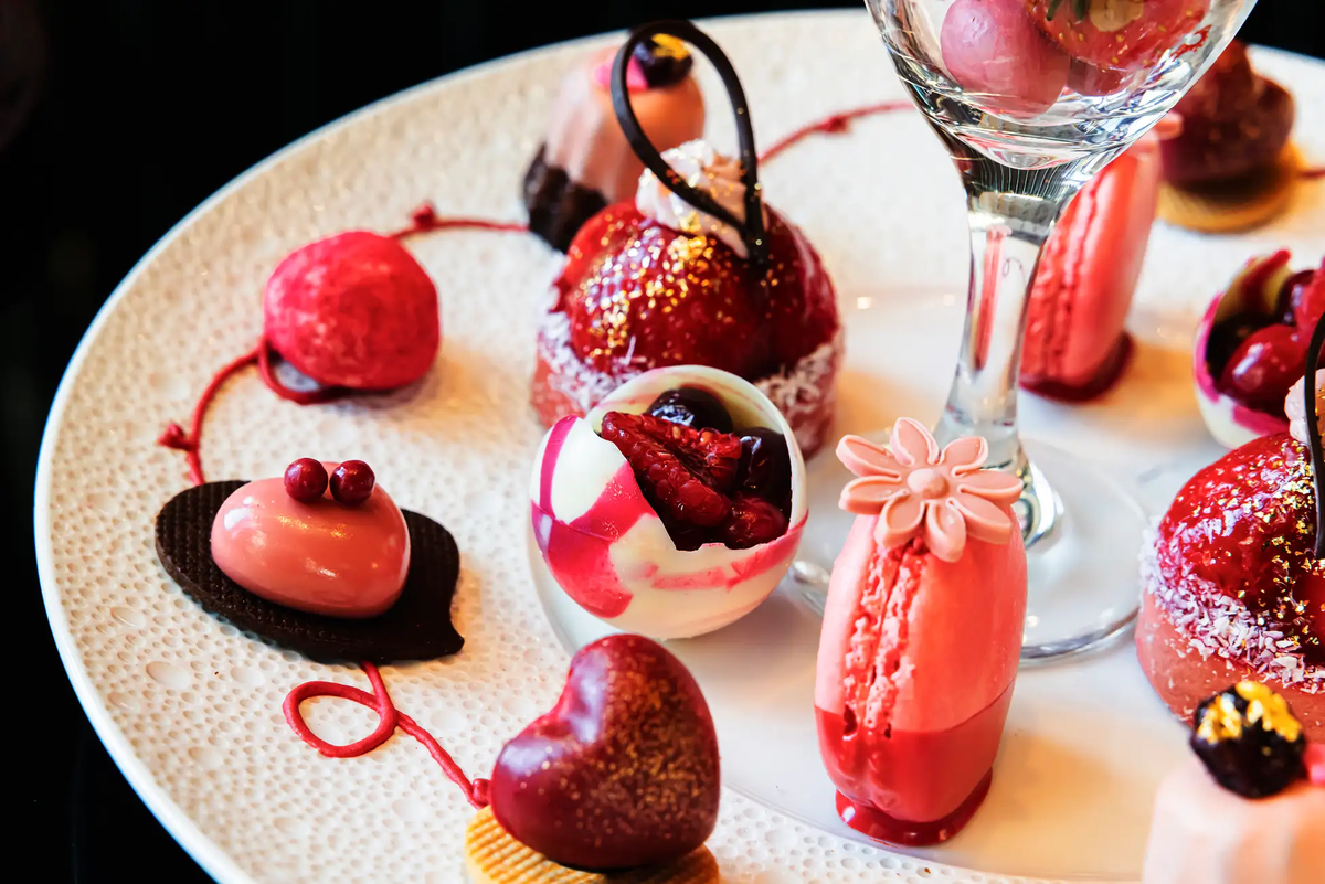 【ザ・プリンスギャラリー 東京紀尾井町】苺アフタヌーンティー。鮮やかな赤に彩られたムースやマカロンなど