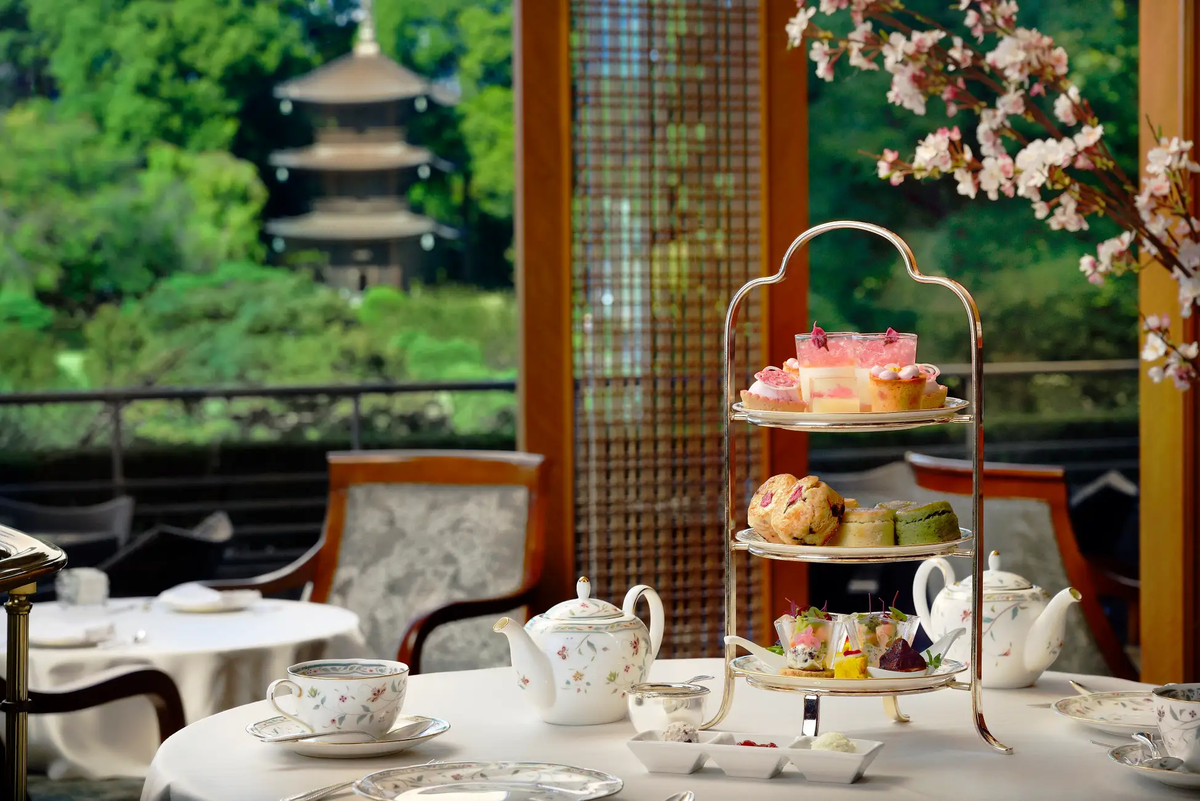 【ホテル椿山荘東京】桜アフタヌーンティー。きらめく桜の甘い香りに包まれたムースやケーキなど