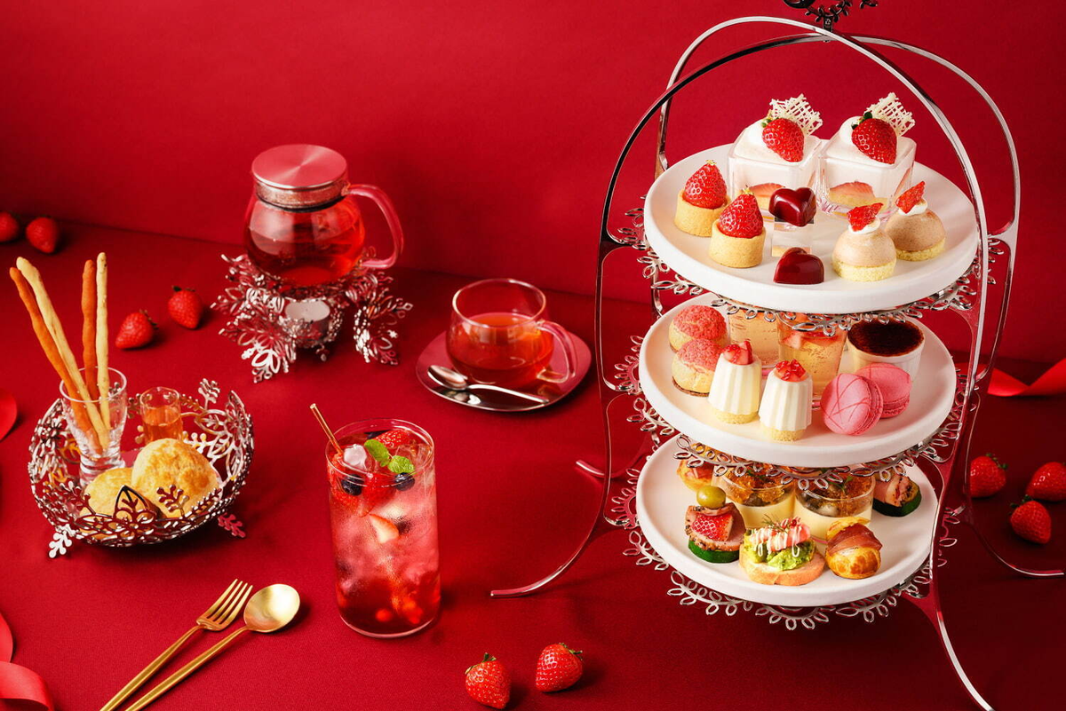  [アニヴェルセルカフェ 表参道] 苺のアフタヌーンティー。国産苺をたっぷり味わえるマカロンやボンボンショコラなど