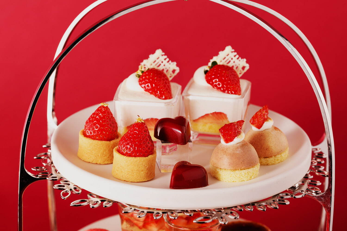  [アニヴェルセルカフェ 表参道] 苺のアフタヌーンティー。国産苺をたっぷり味わえるマカロンやボンボンショコラなど