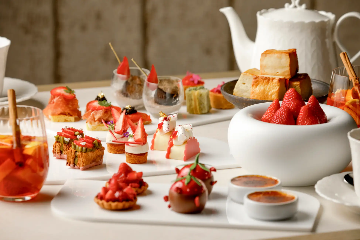 【フォーシーズンズホテル大阪】ストロベリーアフタヌーンティー。厳選された旬の国産苺を楽しめるミルフィーユやブリュレなど